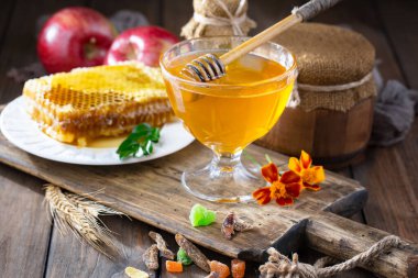 Arı balı kavanozda, çiçekli, eski arka planda..