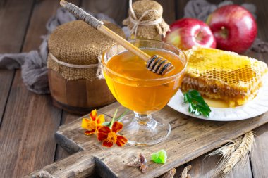 Arı balı kavanozda, çiçekli, eski arka planda..