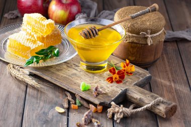 Arı balı kavanozda, çiçekli, eski arka planda..