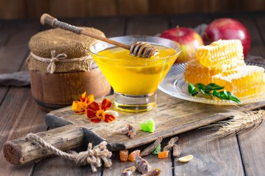 Arı balı kavanozda, çiçekli, eski arka planda..