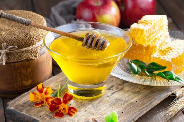 Arı balı kavanozda, çiçekli, eski arka planda..