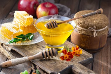 Arı balı kavanozda, çiçekli, eski arka planda..