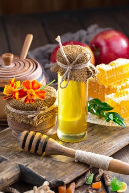 Arı balı kavanozda, çiçekli, eski arka planda..