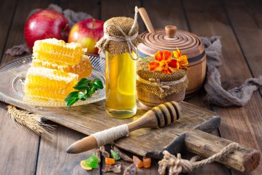 Arı balı kavanozda, çiçekli, eski arka planda..