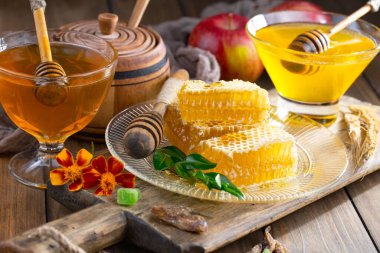 Arı balı kavanozda, çiçekli, eski arka planda..