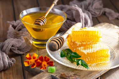 Arı balı kavanozda, çiçekli, eski arka planda..