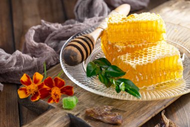 Arı balı kavanozda, çiçekli, eski arka planda..