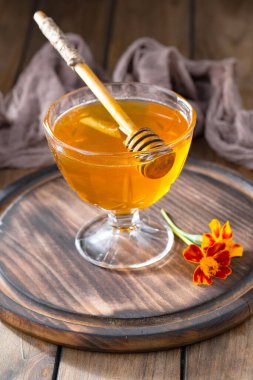 Arı balı kavanozda, çiçekli, eski arka planda..