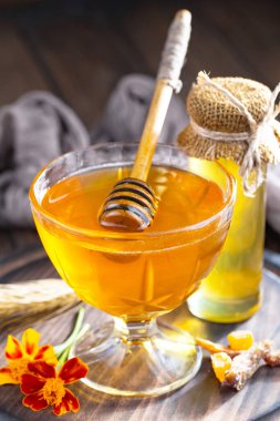 Arı balı kavanozda, çiçekli, eski arka planda..