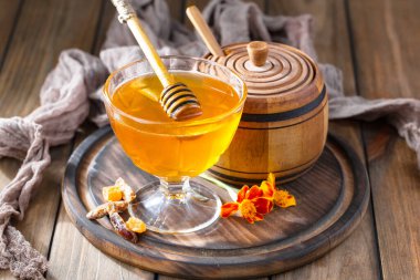 Arı balı kavanozda, çiçekli, eski arka planda..