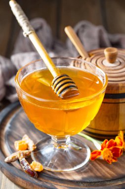 Arı balı kavanozda, çiçekli, eski arka planda..