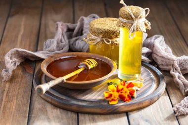 Arı balı kavanozda, çiçekli, eski arka planda..