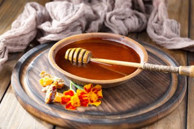 Arı balı kavanozda, çiçekli, eski arka planda..