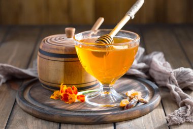 Arı balı kavanozda, çiçekli, eski arka planda..