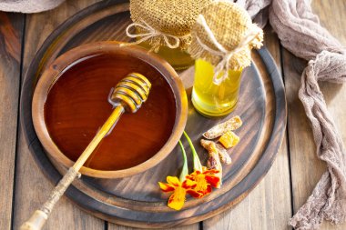 Arı balı kavanozda, çiçekli, eski arka planda..