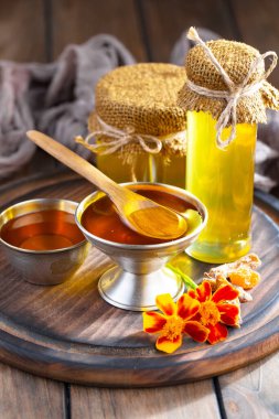 Arı balı kavanozda, çiçekli, eski arka planda..