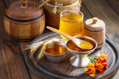 Arı balı kavanozda, çiçekli, eski arka planda..