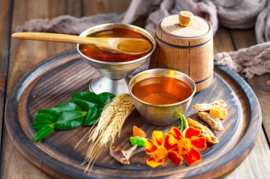 Arı balı kavanozda, çiçekli, eski arka planda..