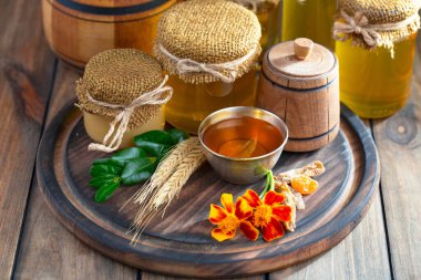 Arı balı kavanozda, çiçekli, eski arka planda..