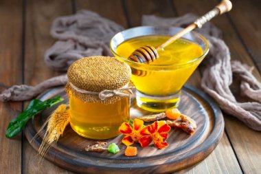 Arı balı kavanozda, çiçekli, eski arka planda..