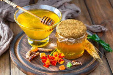 Arı balı kavanozda, çiçekli, eski arka planda..