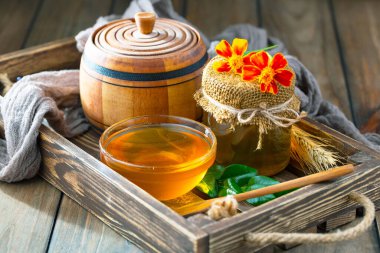 Arı balı kavanozda, çiçekli, eski arka planda..