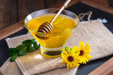 Bal, bastondan bal peteğine yavaşça akar..