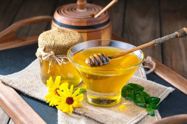 Bal, bastondan bal peteğine yavaşça akar..