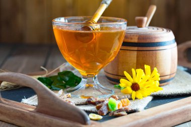 Bal, bastondan bal peteğine yavaşça akar..