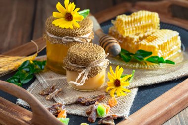 Bal, bastondan bal peteğine yavaşça akar..