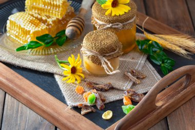 Bal, bastondan bal peteğine yavaşça akar..