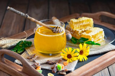 Bal, bastondan bal peteğine yavaşça akar..