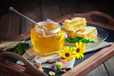 Bal, bastondan bal peteğine yavaşça akar..