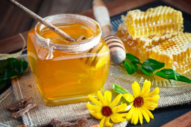 Bal, bastondan bal peteğine yavaşça akar..