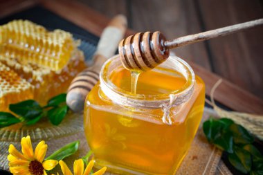 Bal, bastondan bal peteğine yavaşça akar..