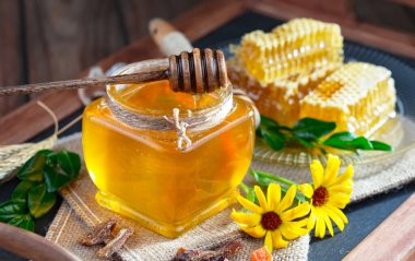 Bal, bastondan bal peteğine yavaşça akar..