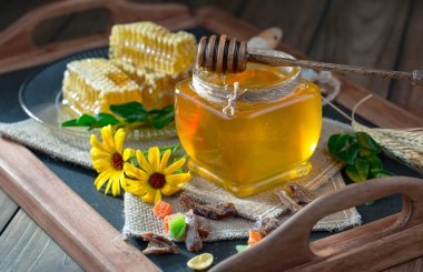 Bal, bastondan bal peteğine yavaşça akar..