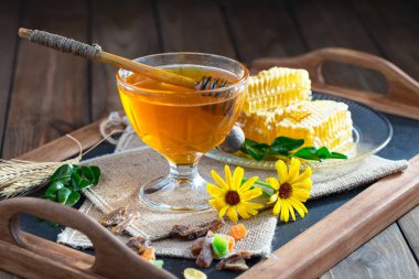 Bal, bastondan bal peteğine yavaşça akar..