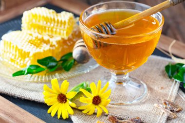 Bal, bastondan bal peteğine yavaşça akar..