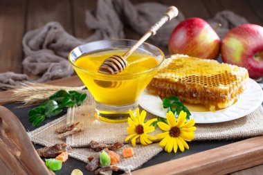 Bal, bastondan bal peteğine yavaşça akar..