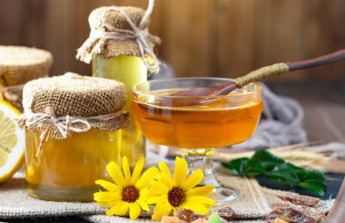 Bal, bastondan bal peteğine yavaşça akar..