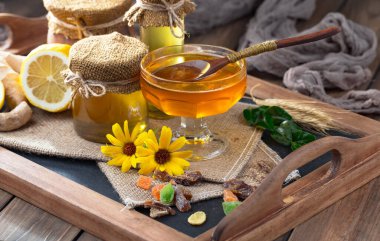 Bal, bastondan bal peteğine yavaşça akar..