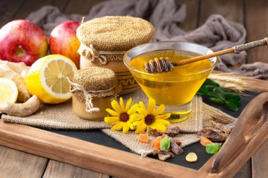 Bal, bastondan bal peteğine yavaşça akar..