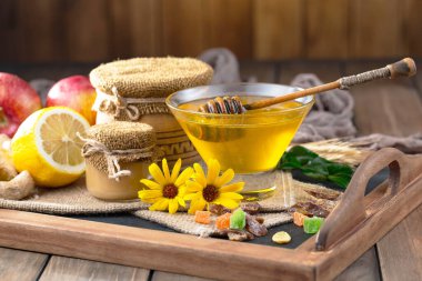 Bal, bastondan bal peteğine yavaşça akar..