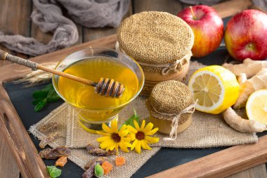 Bal, bastondan bal peteğine yavaşça akar..