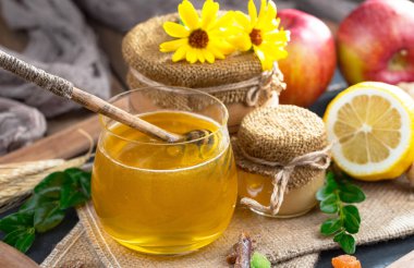 Bal, bastondan bal peteğine yavaşça akar..