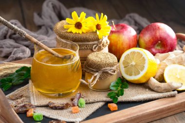 Bal, bastondan bal peteğine yavaşça akar..