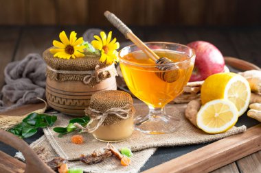 Bal, bastondan bal peteğine yavaşça akar..