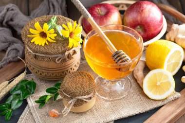 Bal, bastondan bal peteğine yavaşça akar..