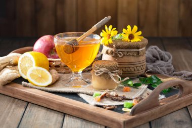 Bal, bastondan bal peteğine yavaşça akar..